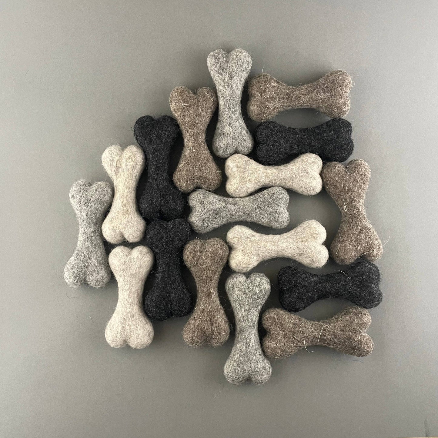 Kleines Hundespielzeug, aus gefilztem Wollknochen (Schwarz)