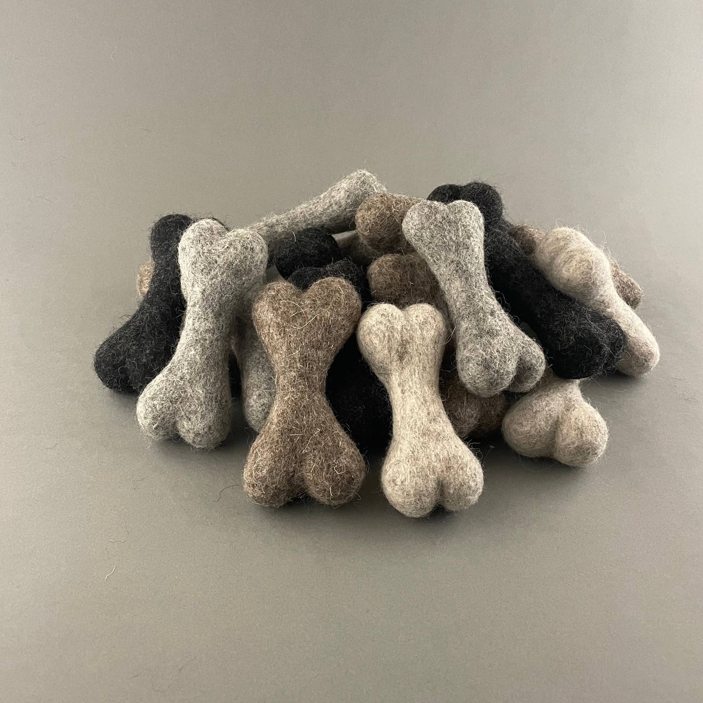 Kleines Hundespielzeug, aus gefilztem Wollknochen (Schwarz)
