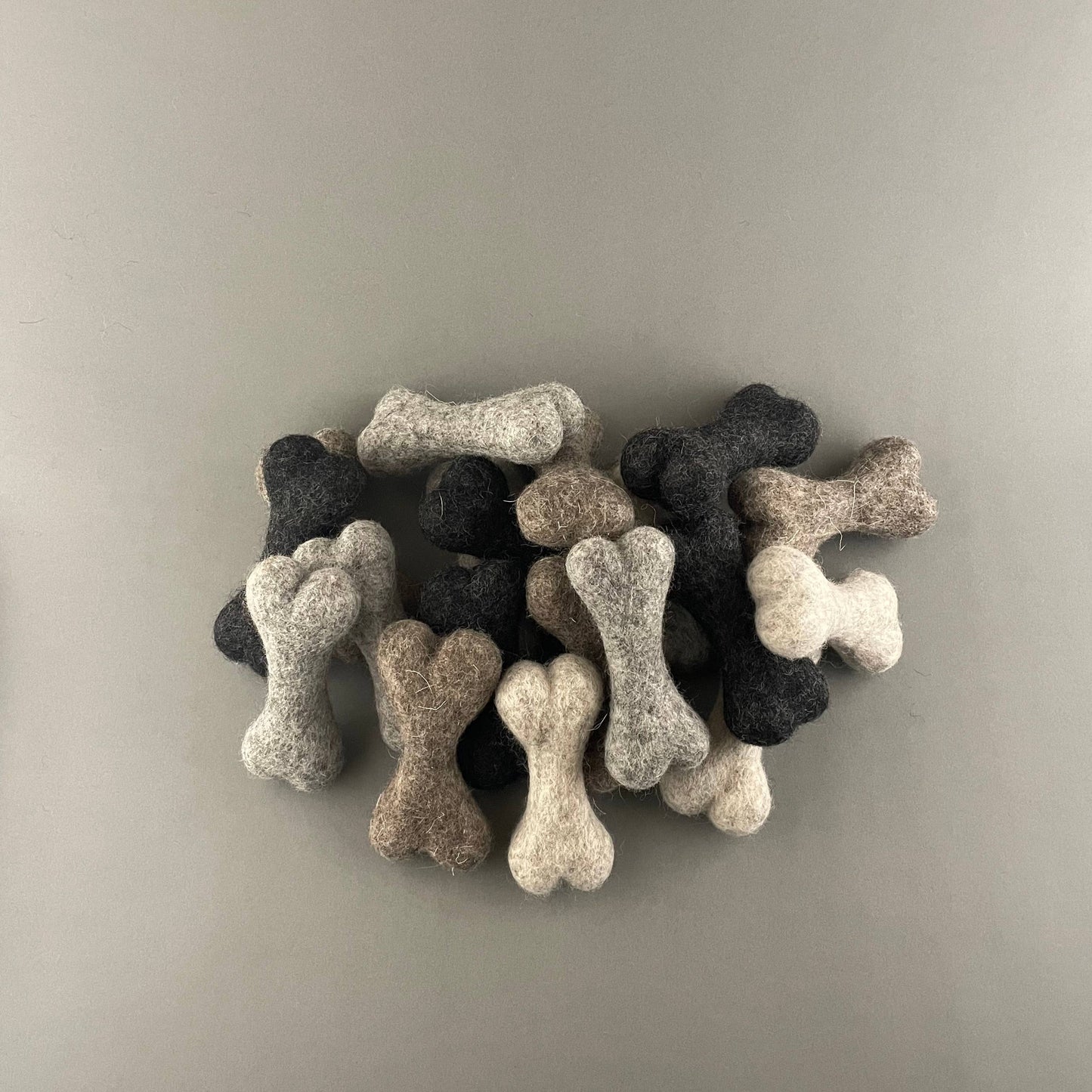 Kleines Hundespielzeug aus gefilztem Wollknochen (Hellbraun)