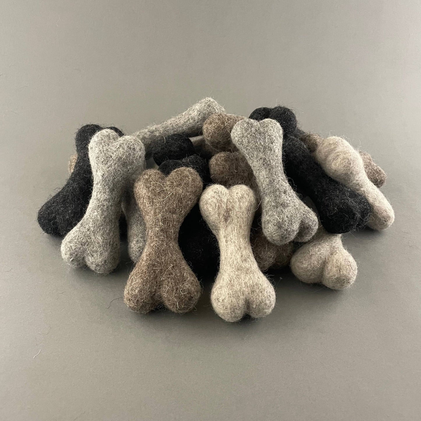 Kleines Hundespielzeug aus gefilztem Wollknochen (Helles Grau)