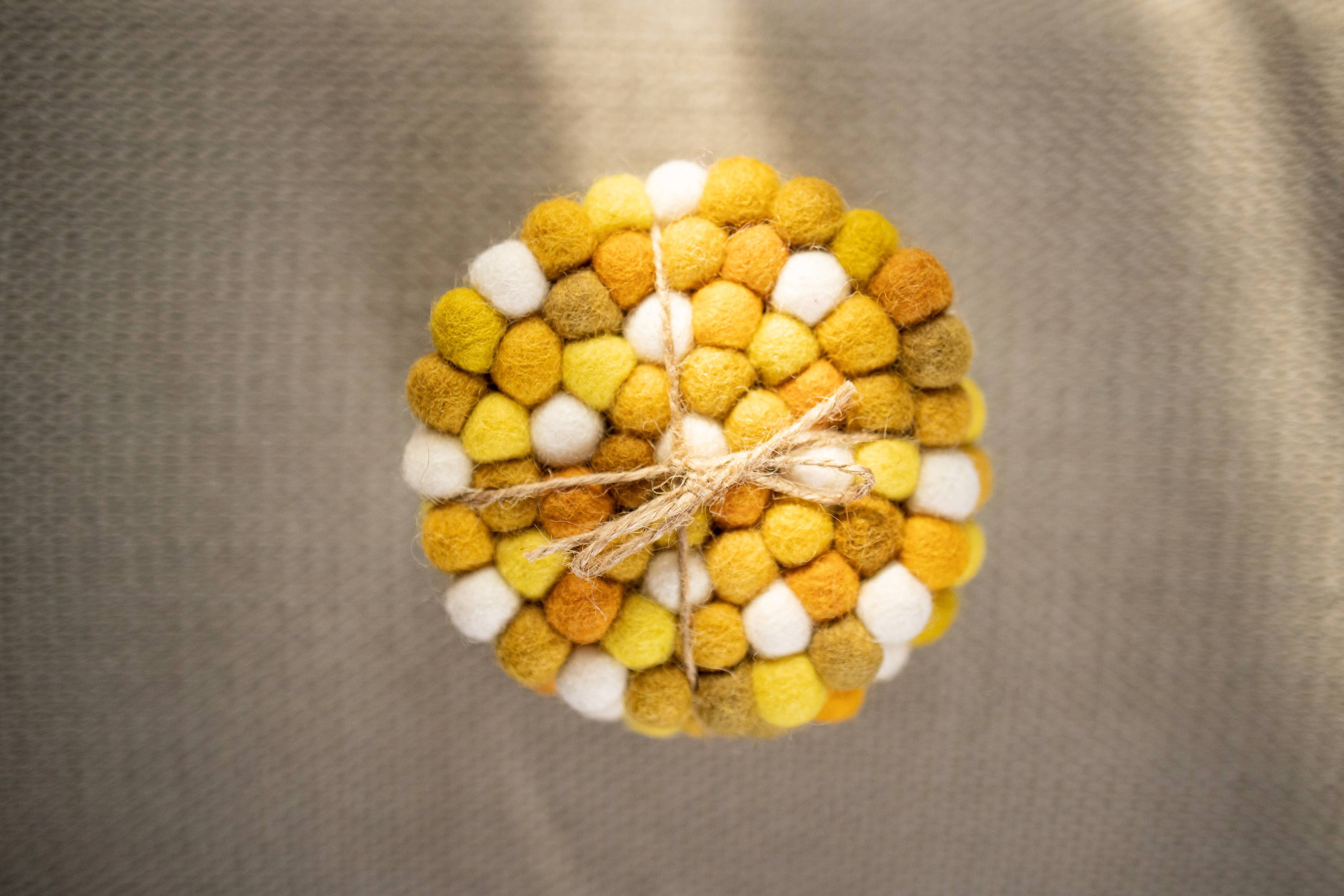 Gelbes Untersetzer-Set, 4-teilig, handgefertigt, gefilzt