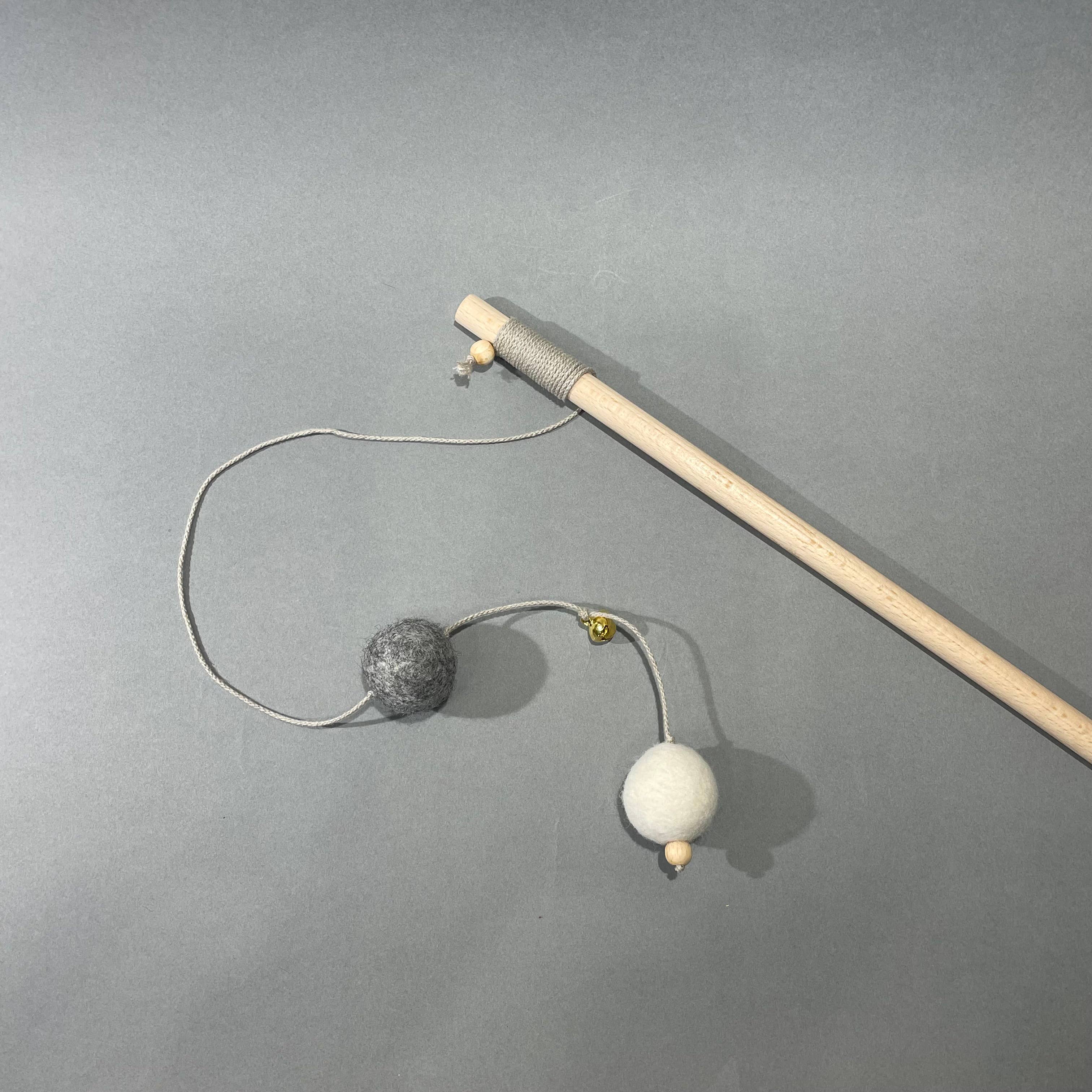 Katzenangel mit Wollbällen und Glocke