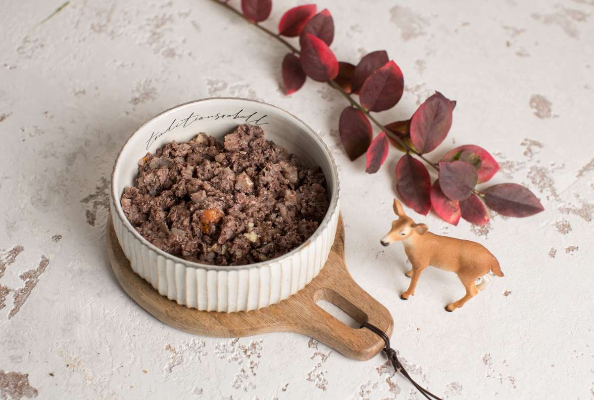 Herzstück Wild mit Topinambur, Petersilienwurzel, Birne und Preiselbeeren 200g